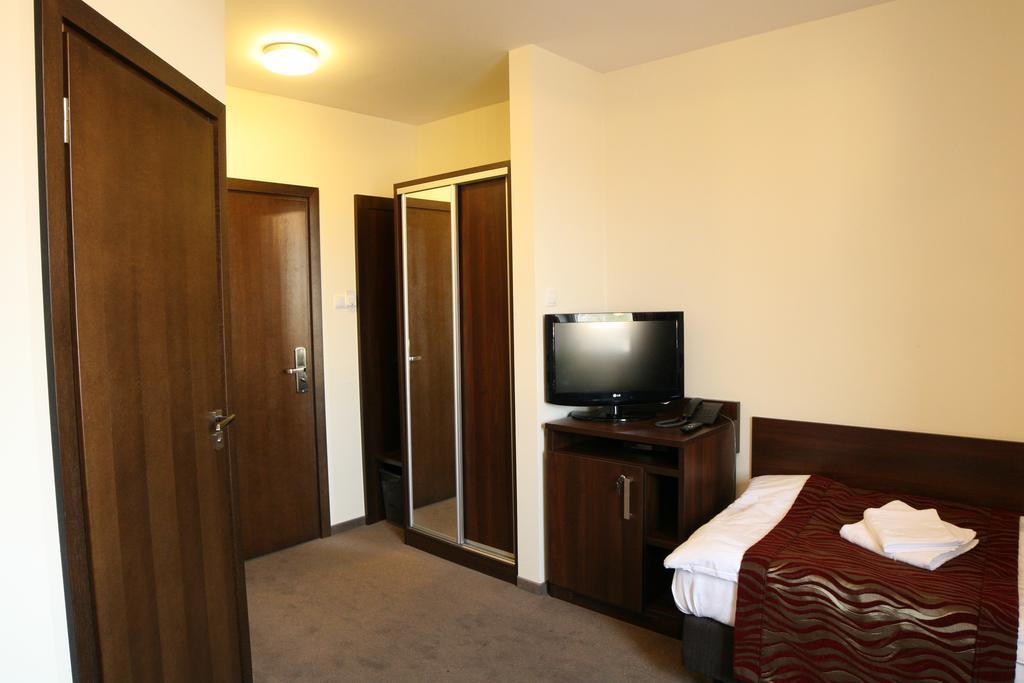 Hotel Kosmonauty Wroclaw-Airport Εξωτερικό φωτογραφία