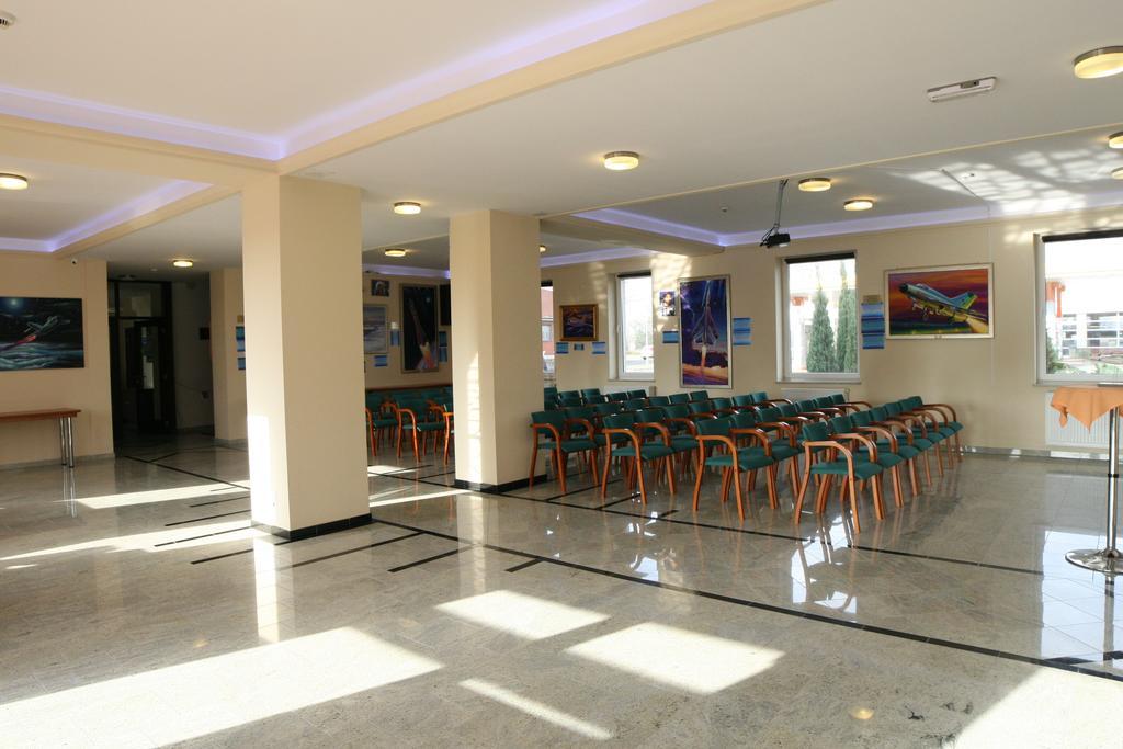 Hotel Kosmonauty Wroclaw-Airport Εξωτερικό φωτογραφία